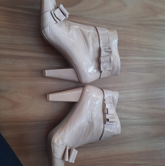 Alannah Hill Shoes - Alannah Hill beige bow boots 39